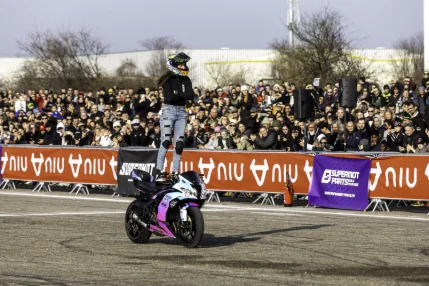 SHOWS STUNT